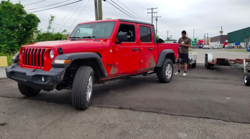 Illustration for article titled What It Was Like Towing a Free Jeep Grand Wagoneer With the 2020 Jeep Gladiator